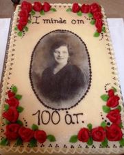 Olga Roed på lagkage på 100års dagen